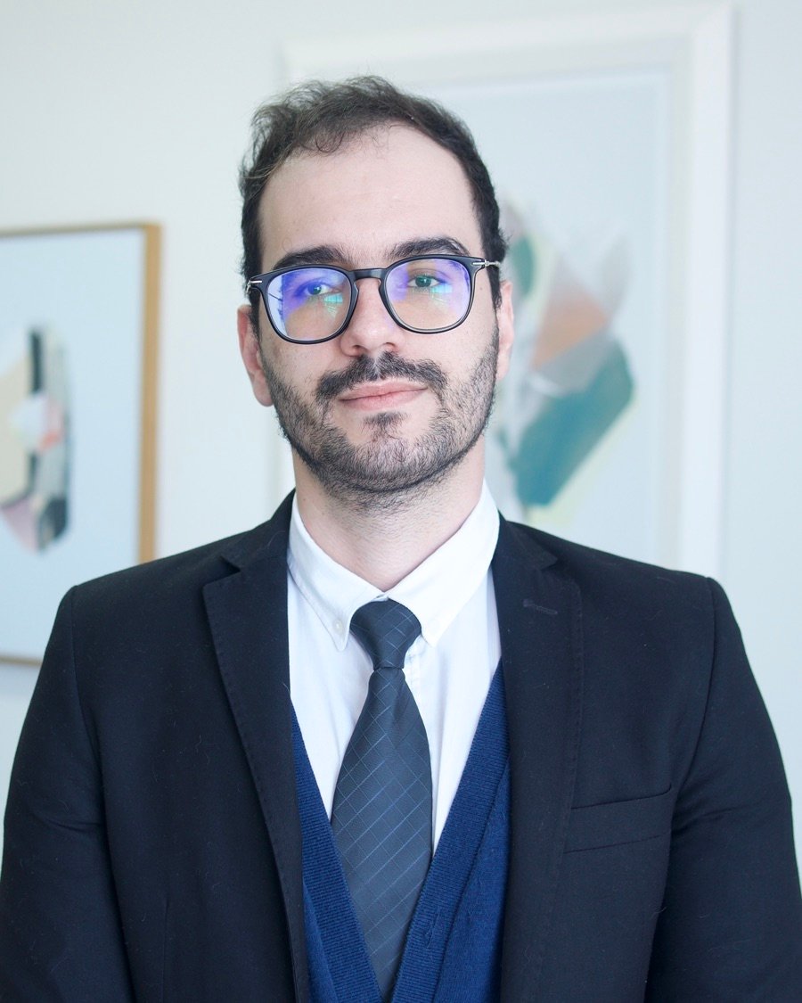 Dr. Bruno Alarcon Forti Rossi, de terno escuro e gravata, em seu escritório